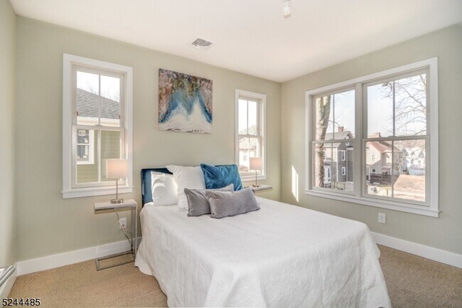 Building Photo - 92 Grove St