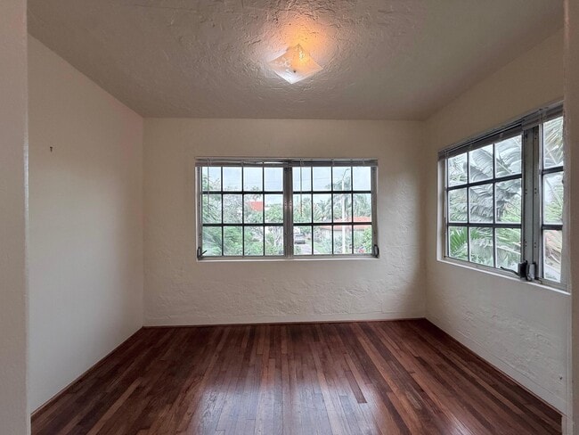 Building Photo - 1212 N Palmway