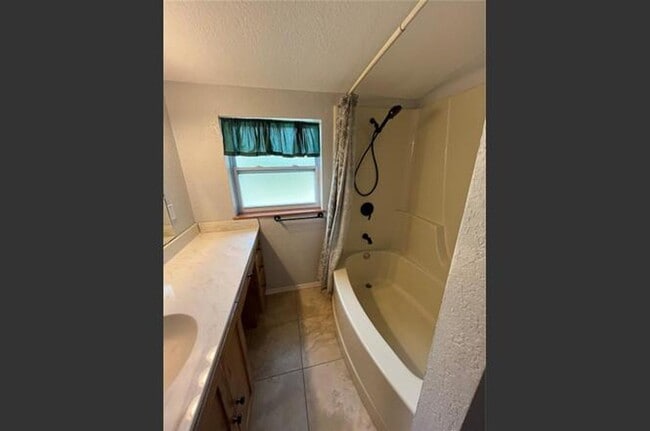 Building Photo - 2 Bedroom in Edgewater