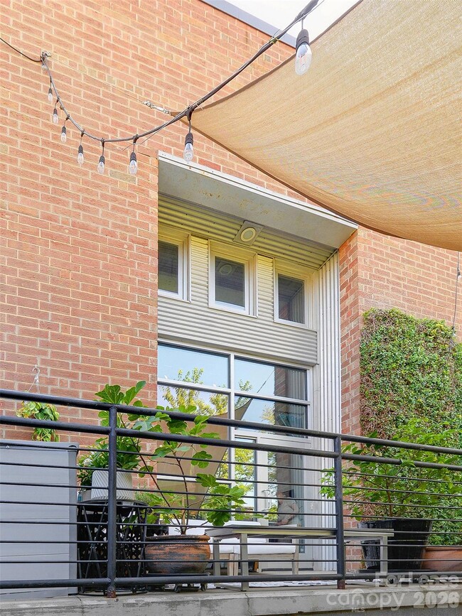 Building Photo - 935 Westmere Ave