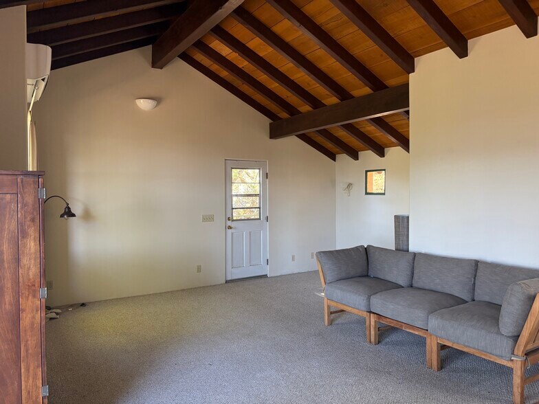 Living area - 1431 Penny Rd
