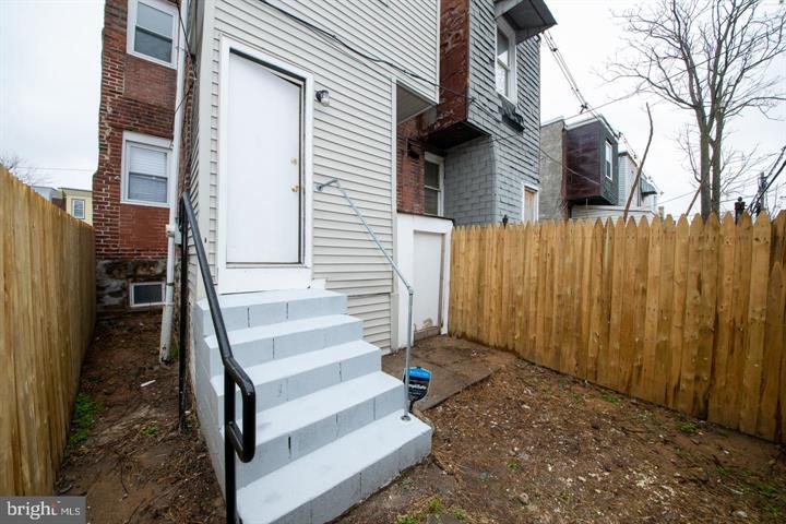 Building Photo - 2061 Wilmot St