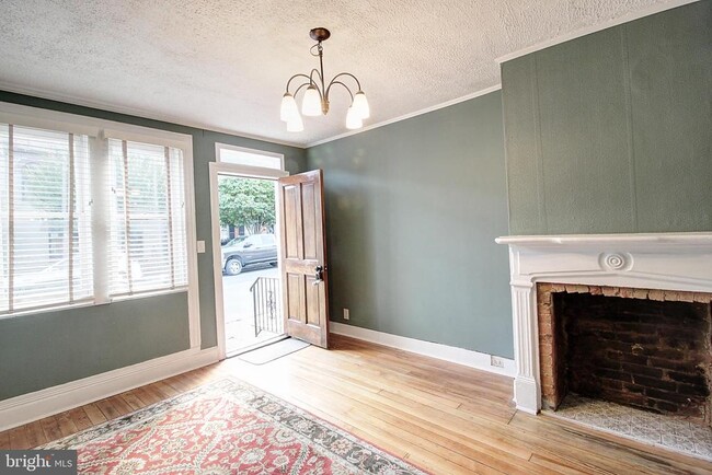 Building Photo - 213 E 6th St