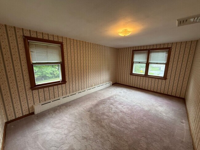 Building Photo - Beautiful 3 Bed, 1 Bath Single Family for Rent in Broad Brook!