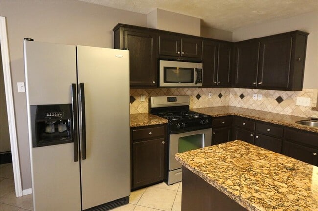 Building Photo - 10811 Burkes Garden Dr
