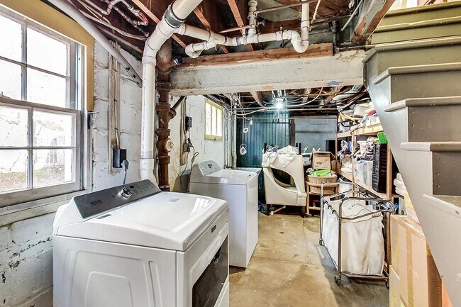 Building Photo - Palisades, NW Washington, DC - Beautiful 4...