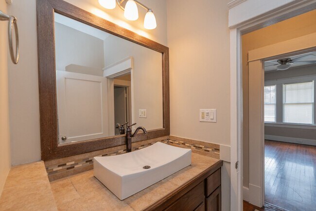 Building Photo - $1500 - 3 bed/1 bath house in Central Aven...