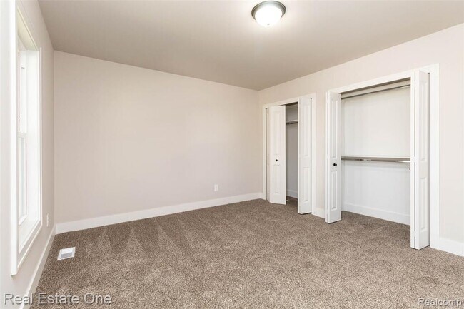 Building Photo - 5485 Hammersmith Dr