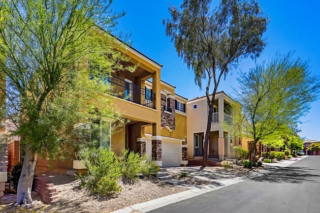 Building Photo - 4 Bedroom, 3 Den West Side Home