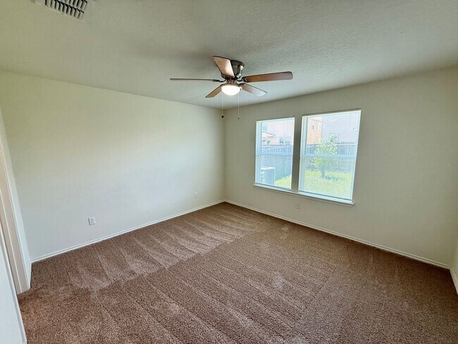 Building Photo - Beautiful 3 bedroom, 2.5 bathroom with an office in a prime New Braunfels location!