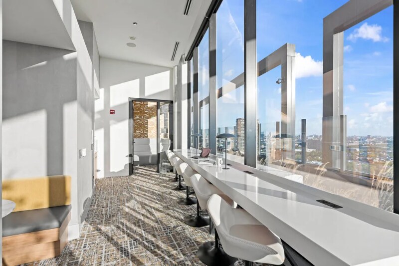 Building Photo - 1147 W Van Buren St