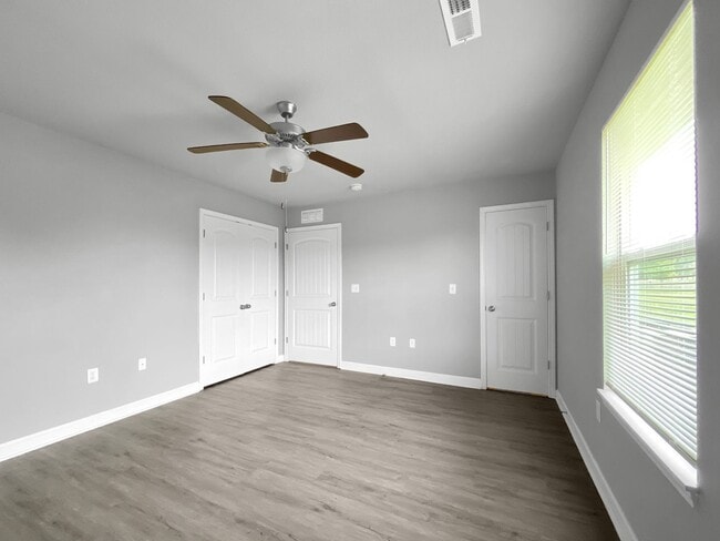 Building Photo - Charming 3BR/2BA Renovated Duplex | Ranch-Style Living in Colonial Gardens