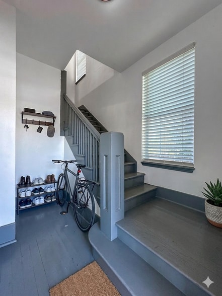 Building Photo - 802 Montana St