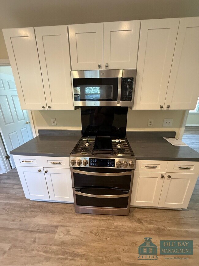Building Photo - Nice 5 bedroom , 3 bath home located in Mobile.  All approved applications are subject to an 18-m...