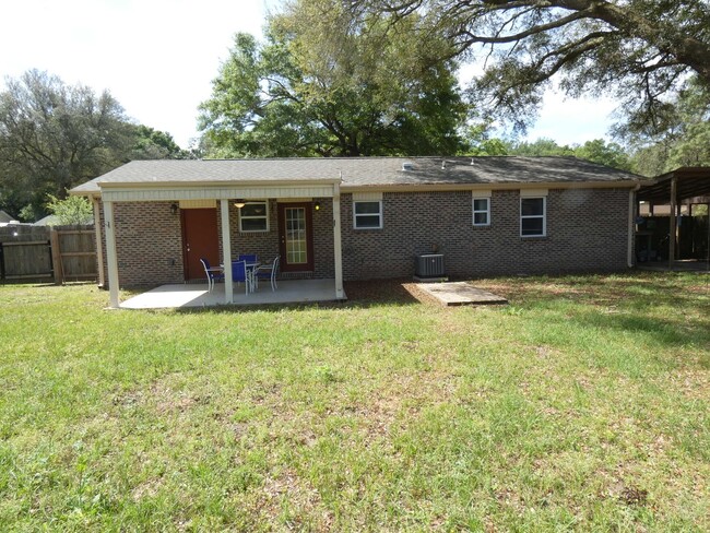 Building Photo - Charming 3 bedroom, 2 bath home convenient...