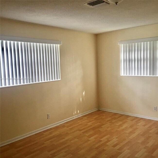 Building Photo - 5706 NE 17th Terrace