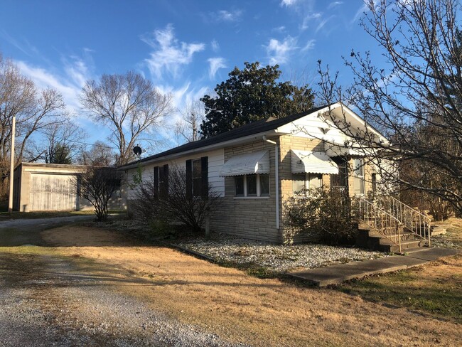 Building Photo - 2 Bedroom For Lease in Johnston City!