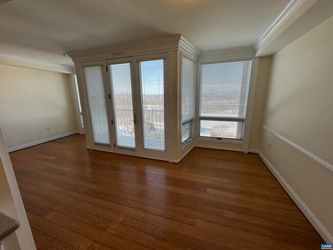 Building Photo - 500 Crestwood Dr