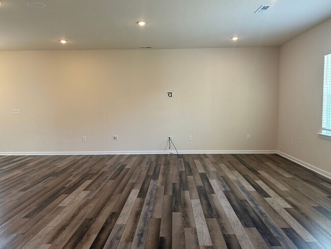 Building Photo - AMAZING LOCATION, Fantastic 3 Bed Home, In...