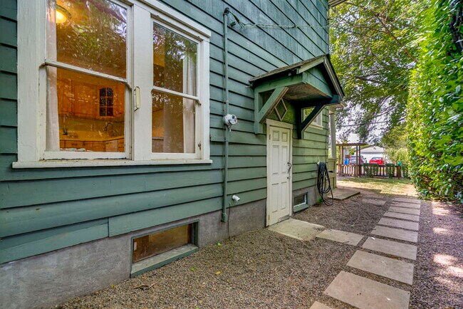 Building Photo - 8052 NE Couch St