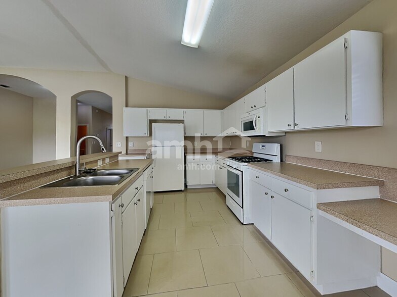 Building Photo - 29425 Crossland Dr