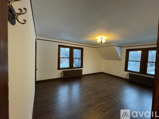 Building Photo - 25 Delos St W