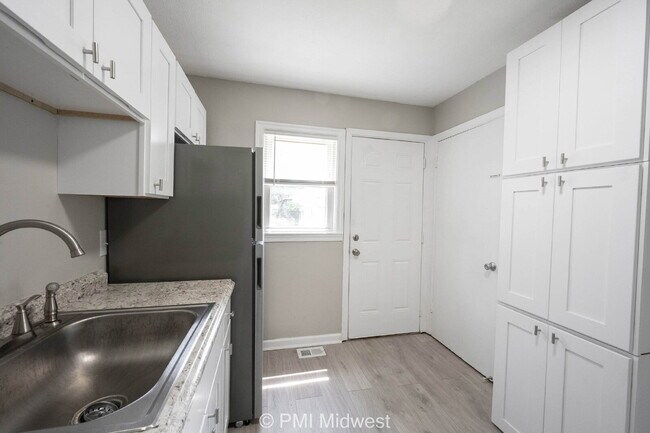 Building Photo - "Charming 3-Bedroom Home in Indianapolis –...