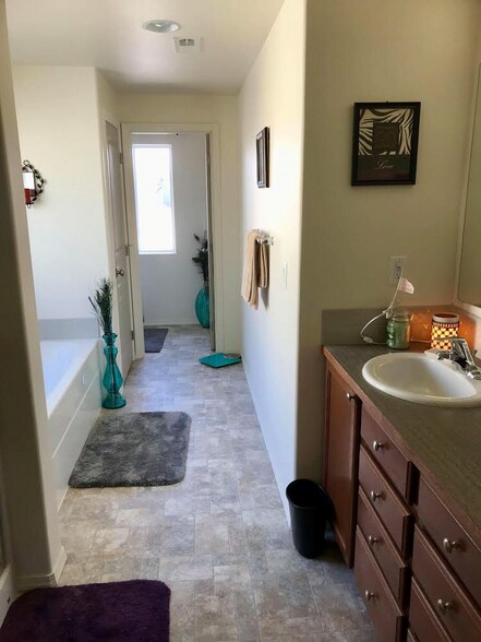 Master bath - 61489 SE Luna Pl