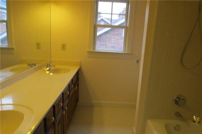 Building Photo - 3165 Henderson Walk