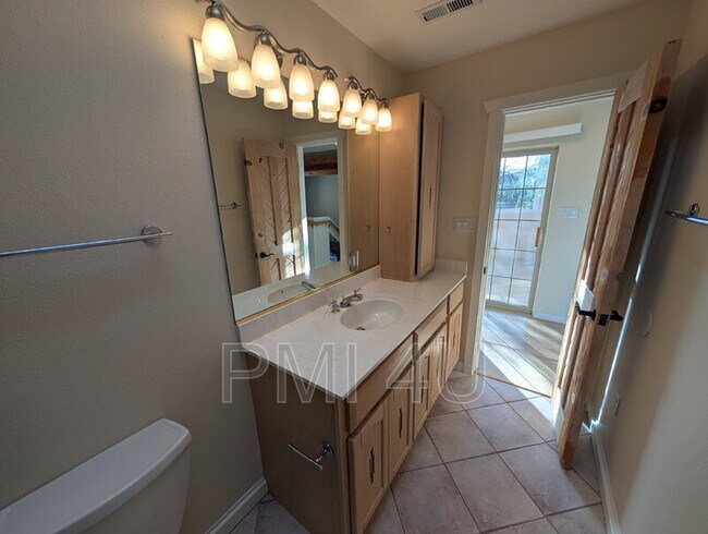 Building Photo - 511 Eugene Ct SE