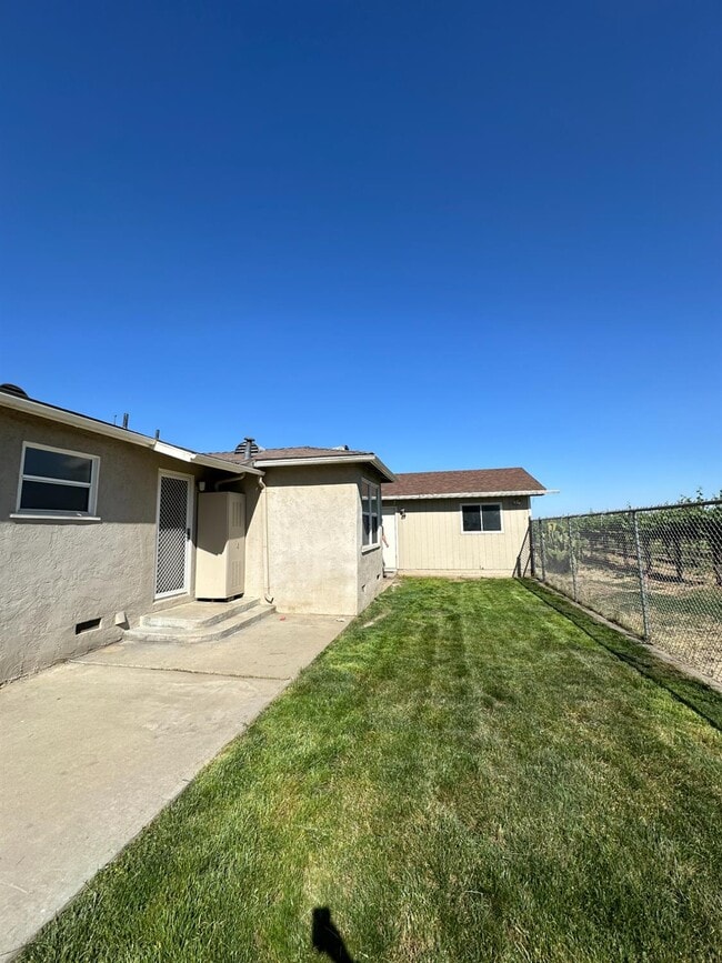 Building Photo - 3083 E Rose Ave