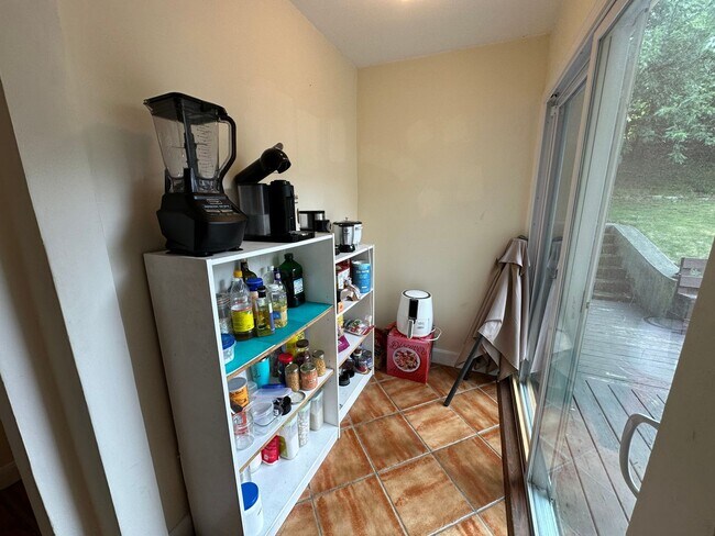 Building Photo - 3 Bed/1.5 Bath - Backyard - Off-Street Parking - Oak Square