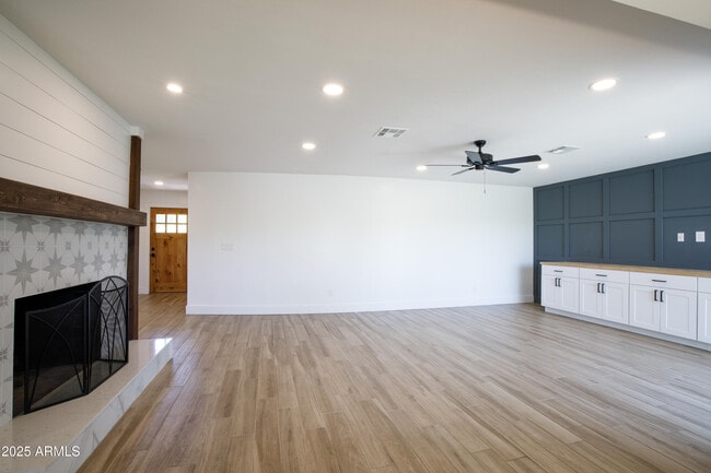 Building Photo - 1028 E Manzanita Dr