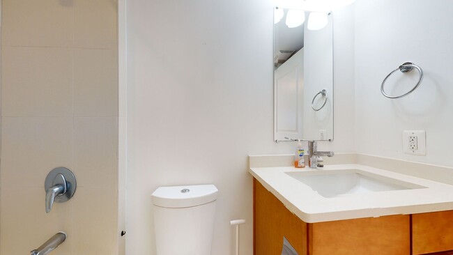 Building Photo - Friendship Heights Modern One Bedroom Off ...