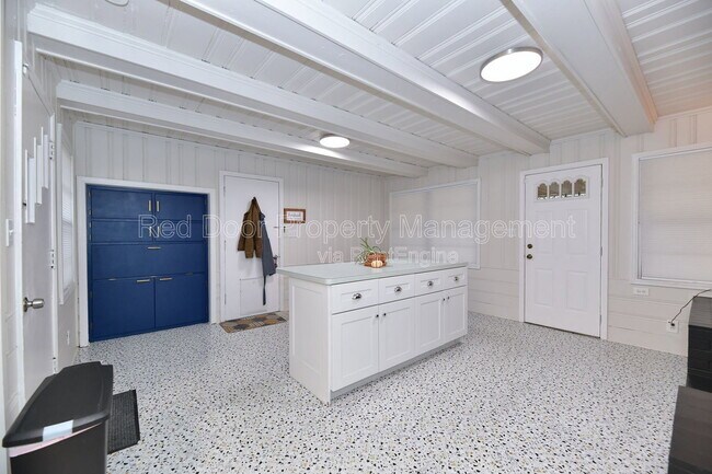 Building Photo - 4701 Kessler Blvd E Dr