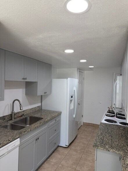 Building Photo - 7851 S Chadbourne Dr