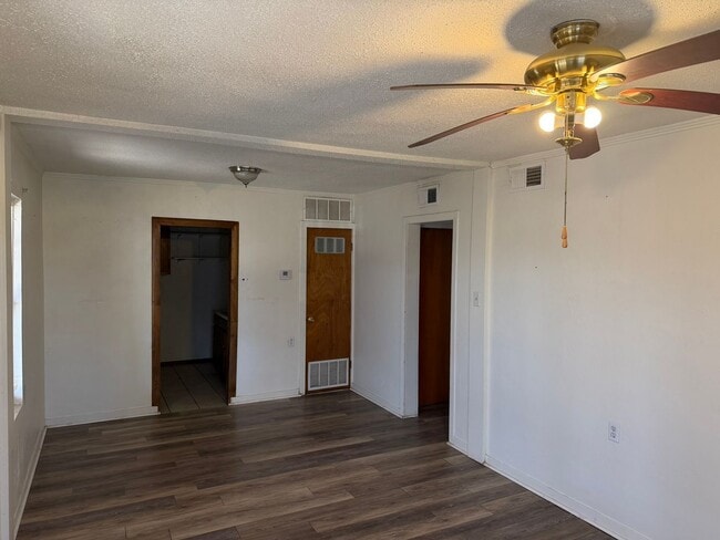 Building Photo - 2 Bed 1 Bath Home