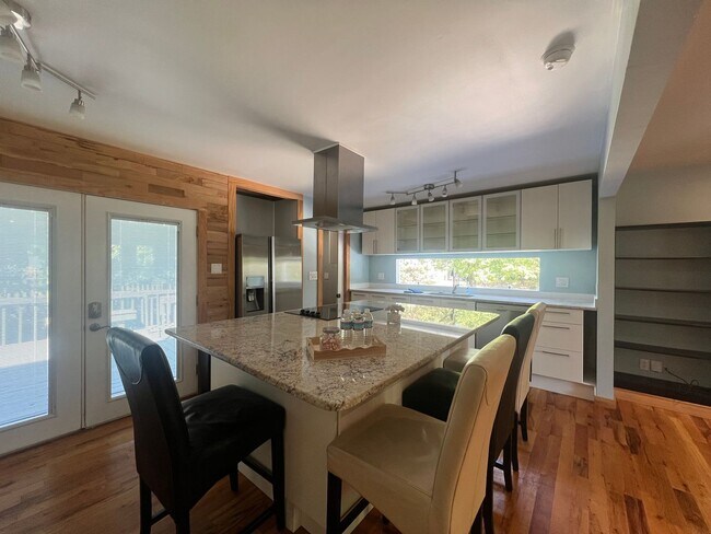 Building Photo - Fabulous 4 Bedroom 3 Bathroom Home with Pr...