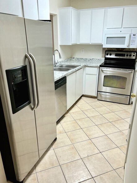 Building Photo - 123 Hunt Club Ct