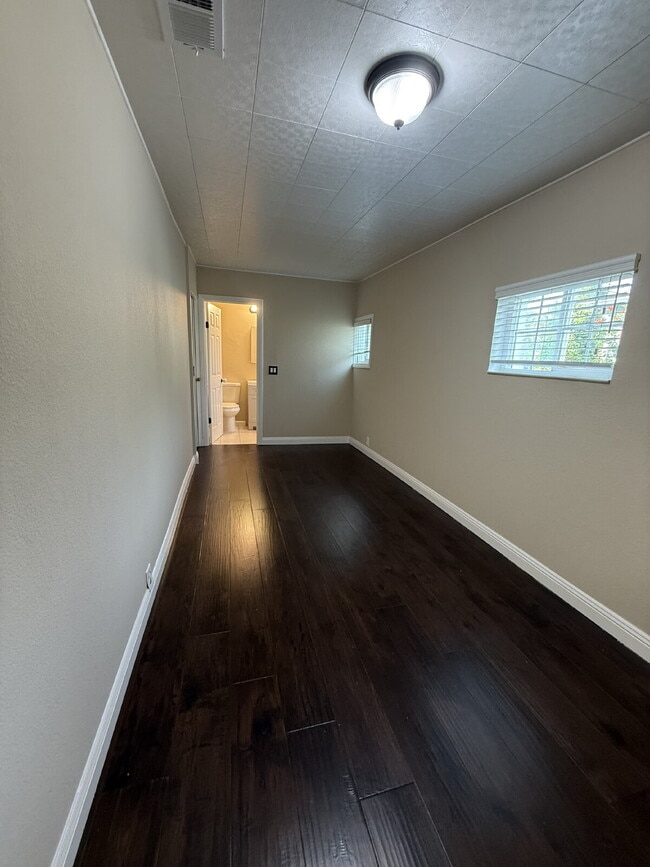 Building Photo - Spacious 4 Bedroom 2.5 Bathroom Hayward Home with Fresh Paint and New Carpet