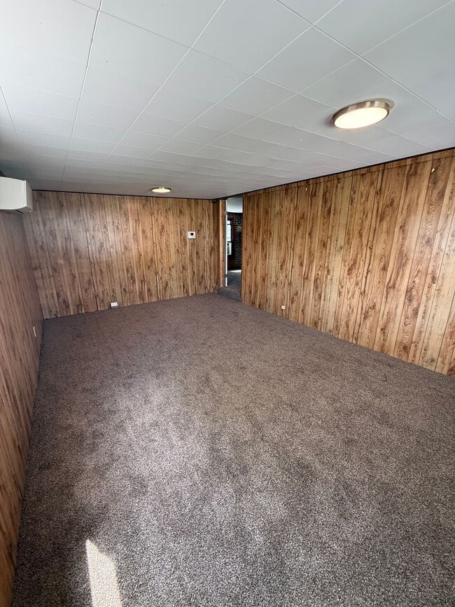 Building Photo - 2 Bed | 1 Bath | Bonus Spaces | Prime Location