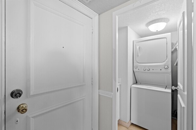 Building Photo - 3000 Holiday Dr