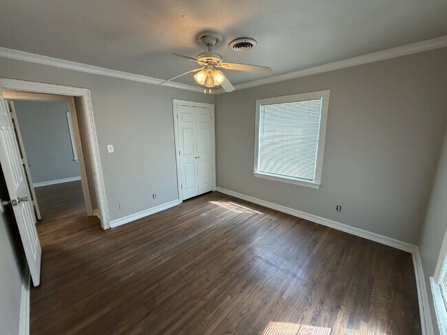 Building Photo - 3 Bed, 1 Bath, 2 Car Garage on Corner Lot in Midtown