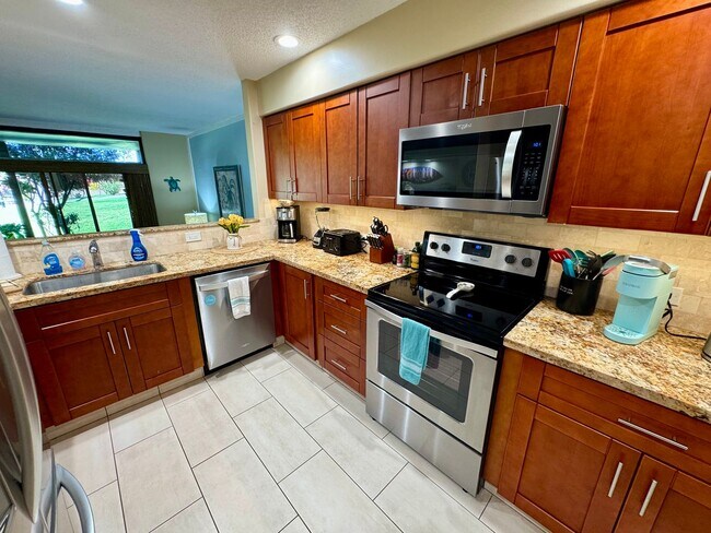 Building Photo - Resort Living- Large 2 bed 2 bath Condo at Kaanapali Royal