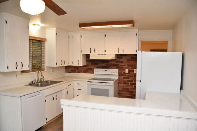 Building Photo - 3 Bedroom 1 Bath University Place Rambler on Quiet Cul De Sac