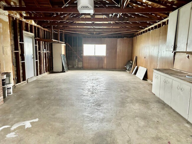Building Photo - Spacious North Fresno 4/3 with Pool