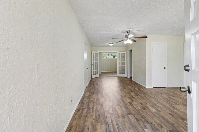 Building Photo - 5711 Ridgeway Dr