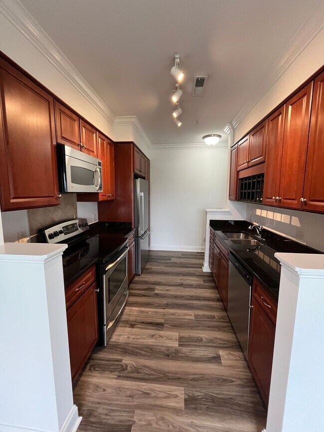 Building Photo - Modern condo  in the center of shopping , restaurants and entertainment venues.