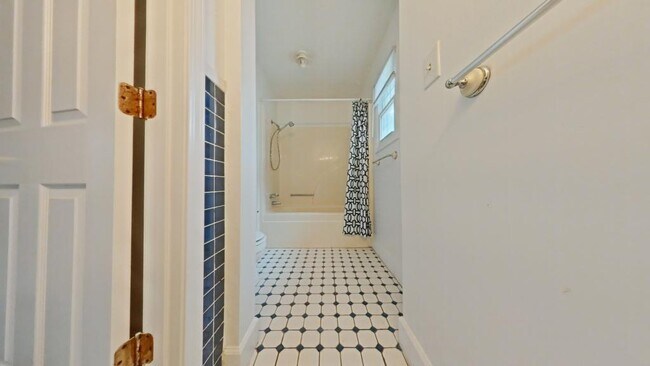 Building Photo - 927 E Dayton Ave