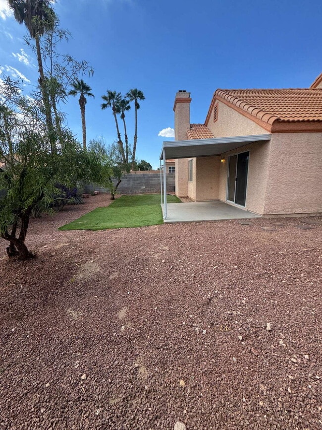 Building Photo - 3 Bed, 2 1/2 Bath Henderson